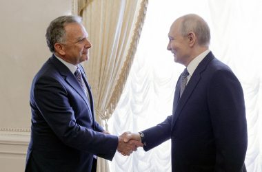 US-Unterhändler Steve Witkoff schüttelt dem russischen Präsidenten Wladimir Putin die Hand