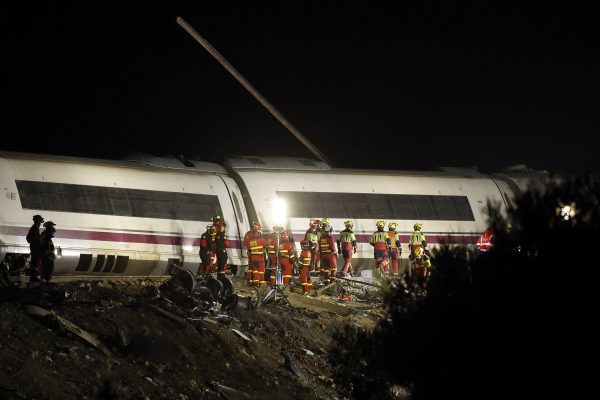Zahlreiche Retter stehen vor dem verunglückten Zug, es ist dunkel
