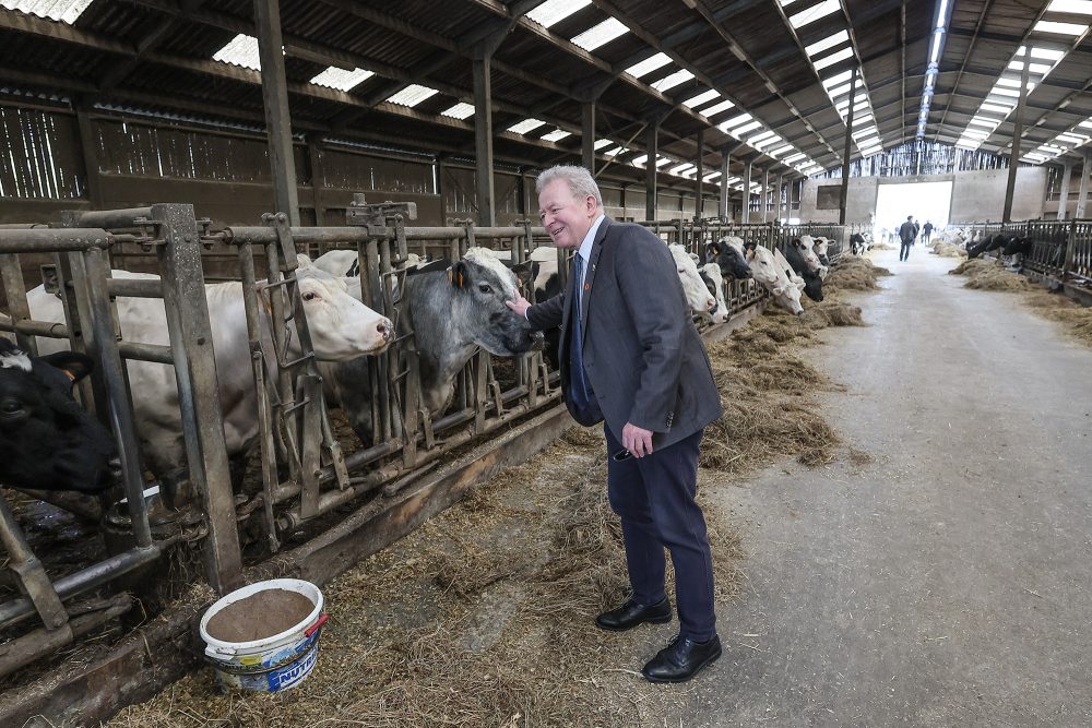 EU-Landwirtschaftskommissar Janusz Wojciechowski im Kuhstall