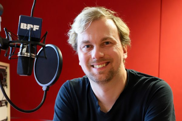 BRF-Moderator Fabian Kühne (Bild: Julien Claessen/BRF)