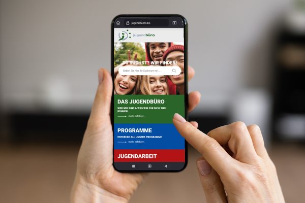 Internetseite des Jugendbüros auf einem Smartphone