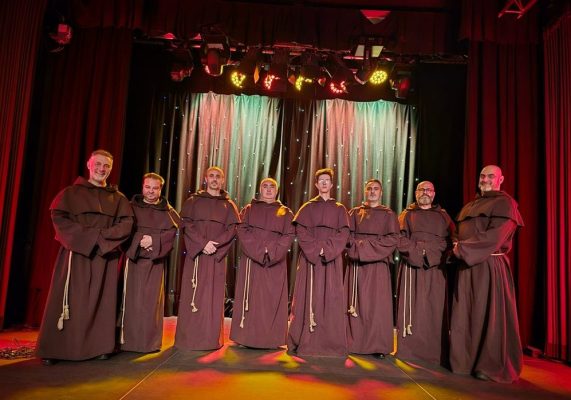 Acht bulgarische Sänger in Mönchskutten