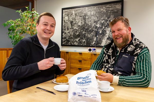 Robin Emonts und Christophe Ramjoie freuen sich auf die Verteilung der Benefiz-Brötchen