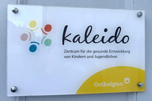 Schild von Kaleido - "Zentrum für die gesunde Entwicklung von Kindern und Jugendlichen"