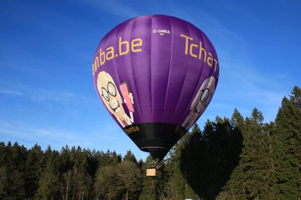 Heißluftballon mit Tchamba-Aufschrift