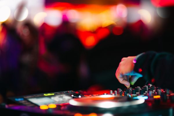 DJ am Mischpult