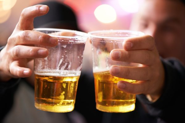 Jugendliche mit Bierbechern