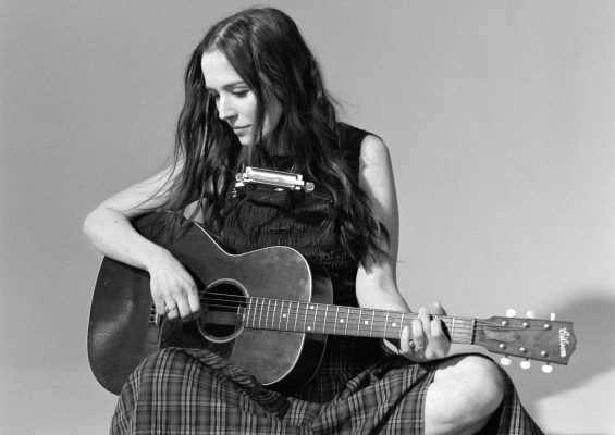 Margaret Glaspy mit ihrer Gitarre