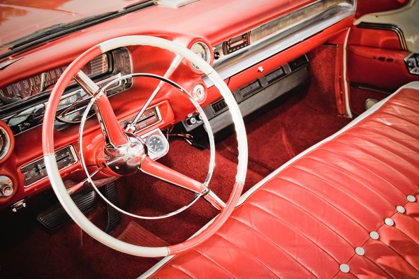 Steuer in einem Oldtimer