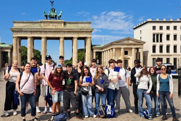 Gruppenbild der deutschen und der ostbelgischen Jugendlichen vor dem Brandenburger Tor