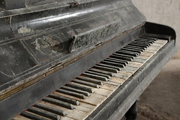 Schmutziges altes Piano (Bild: Gudella)