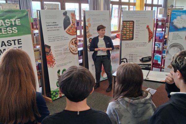 Catherine Brüll bei der Ausstellung zur Lebensmittelverschwendung
