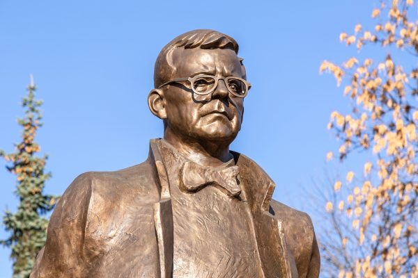 Bronze-Statue des Komponisten Dmitri Schostakowitsch