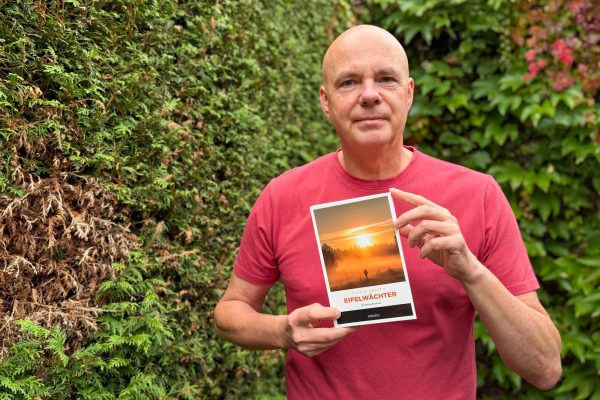 Rudolf Jagusch mit seinem Roman "Eifelwächter"