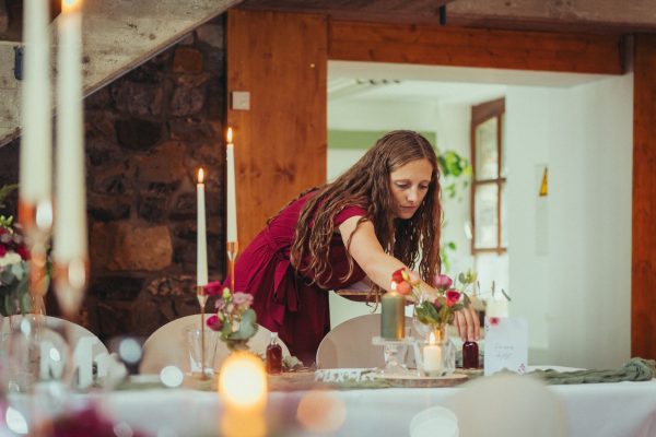 Hochzeitsplanerin Sylke Tegtmeier von Malinka Weddings bereitet einen Gästetisch vor